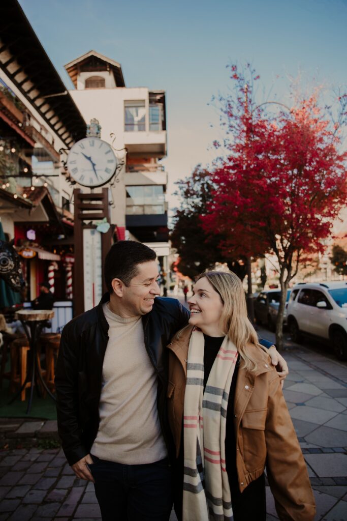 Rafaela e Marcos passeando pelo centro de Gramado